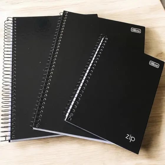 CADERNO ESPIRAL CAPA DURA 1 OU 10 MATÉRIAS UNIVERSITÁRIO  ZIP PRETO -TILIBRA 2025