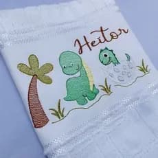 Toalha Infantil Personalizada Bordada Dinossauro e Árvore