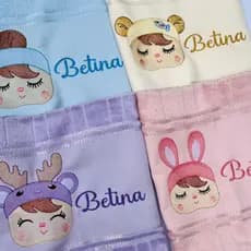Kit Toalha Bordada Personalizada para Bebê Boneca Bonequinha Metoo