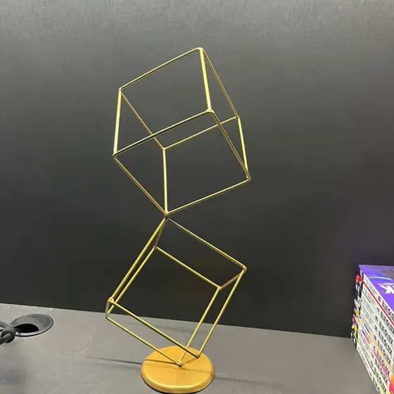 Objeto Decorativo Cubos Metálicos Com 2 Cubos Haste Grande – Arte Geométrica Moderna Dourada E Preto