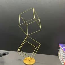 Objeto Decorativo Cubos Metálicos Com 2 Cubos Haste Grande – Arte Geométrica Moderna Dourada E Preto