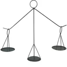 Balança Decorativa em Metal Preto – Design Minimalista e Simbólico