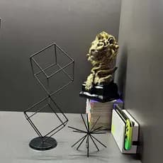 Objeto Decorativo Cubos Metálicos – Arte Geométrica Moderna Dourada Preto e Dourado