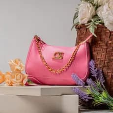 Bolsa Feminina Nova Crescente, Bolsa Pequena, Elegante, Dia a Dia, Festa, Corrente como Detalhe Frontal. Gaby Show