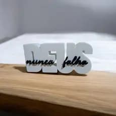 Letreiro Decorativo “Deus Nunca Falha” Off White – 17x8x3cm**