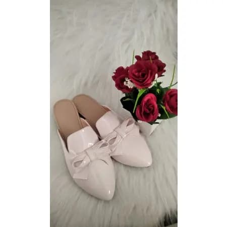 Mule Feminino Bico Fino cor Nude em Verniz ( ATENÇÃO !! Recomendamos escolher uma numeração maior da qual você usa )