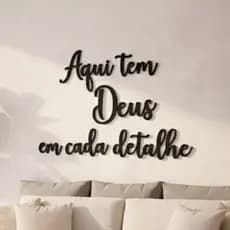Frase Decorativa "Aqui tem Deus em Cada Detalhe" em MDF- Quadro Decorativo Decoração Promoção!