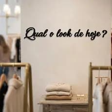 Frase Decorativa "Qual o look de hoje?" em MDF para Parede com Fita Dupla Face 80x13cm - Promoção !