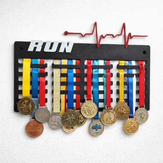Expositor 50 Medalhas 24 Ganchos Decorativo Parede Corrida