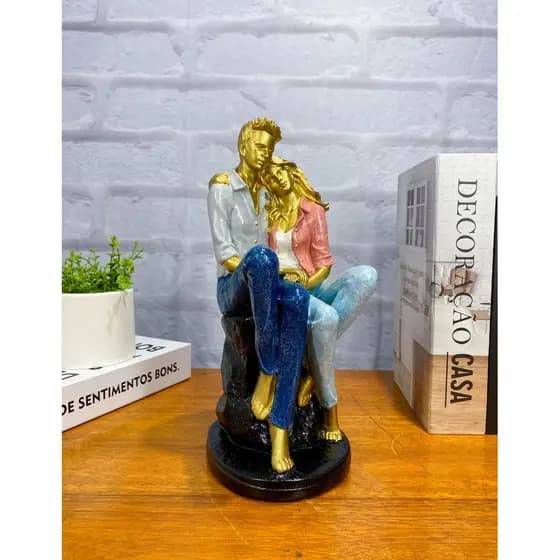 Estatueta de Casal Decorativa em Gesso Colorido