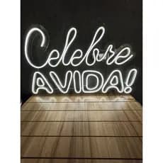 Placa Decorativa LED Neon "Celebre a Vida" 50x30cm