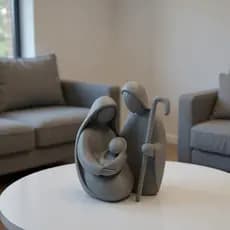 Escultura Sagrada Família minimalista em PLA, com design moderno e traços fluidos