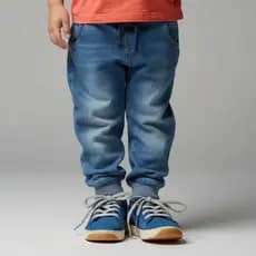 Calça Jeans de Bebê e Infantil Menino com Bolsos e Cós regulagem com Cadarço