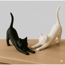Gato Decorativo Preto – Escultura Minimalista de Gato Alongando – Enfeite para Mesa e Sala