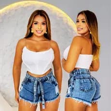 Short Jeans Feminino com Tira Cinto do Mesmo Tecido e Desfiado.