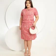 Vestido Plus Size para o Dia a Dia – Estampa Geométrica e Detalhe no Decote