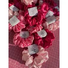 tag personalizada +scrunchie de cetim  com sua logomarca,mimos para clientes,lembrancinhas,rabicó