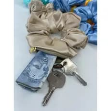 scrunchie secreto,xuxinha com zíper,scrunchie de cetim