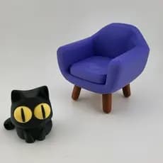Gatinho miniatura sentado no sofá Decoração Divertido Fofo