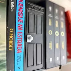 Book Nook Porta Mágica com espaço secreto para E-Reader