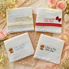 Toalha de Boca Bordada Bebê “O Amor do Titio e o Amor da Titia Sou Eu” – Presente Personalizado