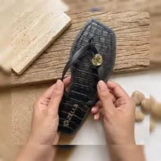 Chinelo Feminino Tendência Zella Rasteira Elegante Confortável Croco Preto