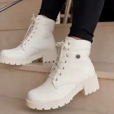 bota coturno feminina off white estilosa salto grosso confortável modinha blogueira frio inverno tratorado botinha
