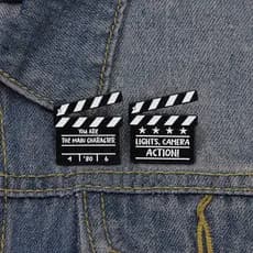 Adereços De Filme De Desenho Animado Clapperboard Lights Camera Action ! Texto Frase Curta Esmalte Broche Moda Acessório