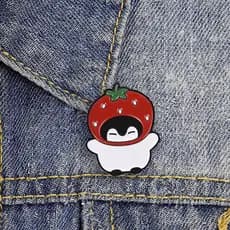 Chapéu De Morango Dos Desenhos Animados Pinguim Esmalte Broche Moda Acessórios De Roupas Mochila Crachá Jóias Presente