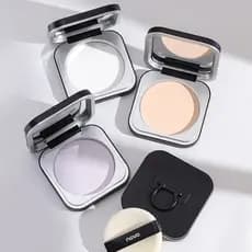 O novo Setting Powder é um corretivo fino e natural e um pó de maquiagem de longa duração.