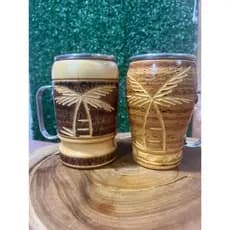 Caneca de madeira com alça com copo alumínio opção de presente.