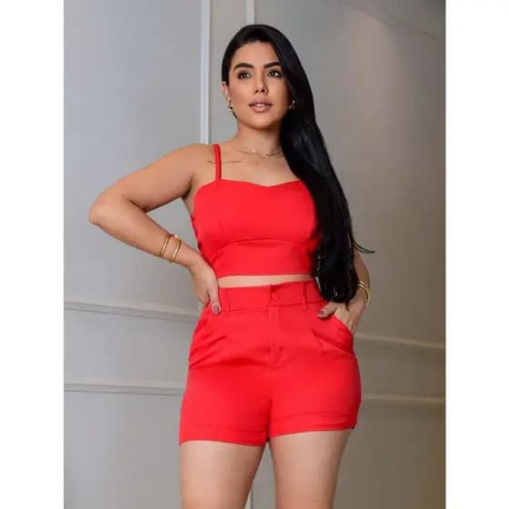 Conjunto em Crepe Alfaiataria Shorts e Blusa Cropeed Regata com Alça Trançada