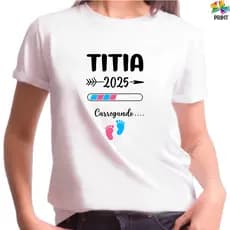 Camiseta Adulto TITIA Carregando 2025 - Pezinhos ROSA E AZUL - Loading Chá Revelação Camisa