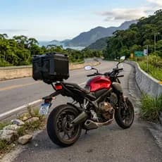 Bau Traseiro Bauleto Alumínio 45L Racer Preto C/ Base De Fixação