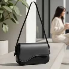 Bolsa Feminina de Mão e Ombro Baguete.