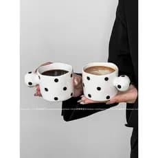 Caneca Cerâmica 210ml Estilo Audrey Hepburn Bolinhas Pretas e Brancas Forma Redonda Irregular – Café da Manhã ou Café