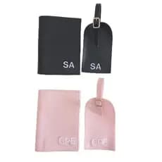 Kit Viagem Personalizado com Nome – Porta Passaporte e Tag de Mala Unissex