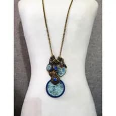 Corrente Longa dourada com berloques na cor predominante Azul  -modelo Divina