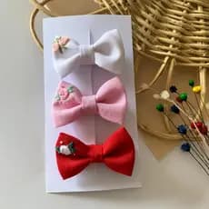 Kit 3 Laços Gravatinha Bordados – Bico de Pato Encapado com Borrachinha Antideslizante