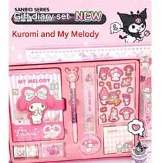 2024 Sanrio Set Kuromi Notebook Adesivo Fita Decorativa Régua Chaveiro Crachá Glitter Caneta Conjunto de Papelaria Infan