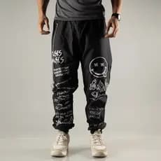 Calça Gringa Estampada Preta Jogger com punho Larga Rapper Trapper Corta Vento 100% poliester