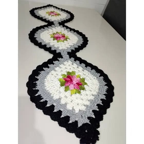 Trilho de Mesa ou Centro de Mesa Crochê Feito a Mão Artesanal