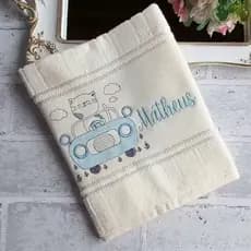 Toalha Bordada Gatinho no Carro Menino ou Menina. Tamanho 35x50 da Dohler Aveludada.
