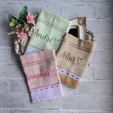 Toalha Personalizada Bordada com Nome Detalhes em  Renda, Alta Absorção e Macia.