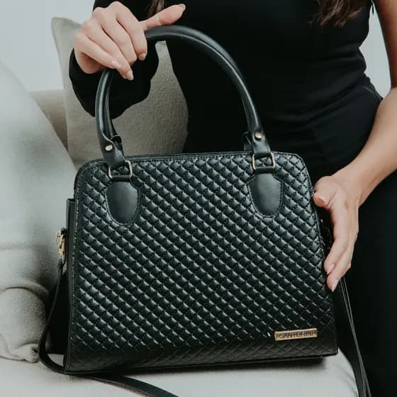 Bolsa Baú Santorini handbag com alça transversal, disponiveis em nove variações.