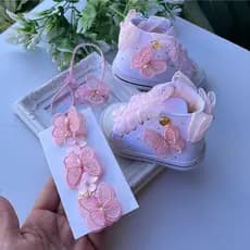 Kit Tênis Menina Jardim das Borboletas Rosa Sapatinho + Prendedor Chupeta Laço Decorado Presilha ou Tênis