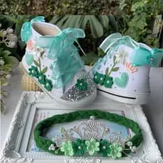 Kit Sapatinho Infantil Menina Tênis com Laço Decorado Princesa e Sapo + Acessório Cabelo Artesanal