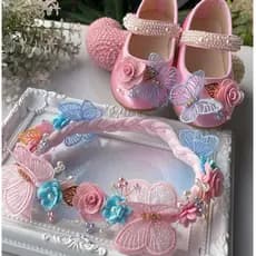 Kit Sapatinho Infantil Menina com Laço Decorado Jd encantado luxo + acessorio da cabeça Personalizado