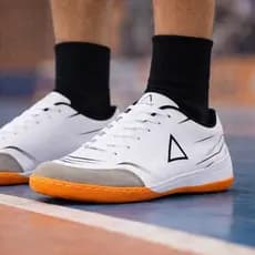 Chuteira futsal branca unissex ideal para jogar futsal,escola,costurada e de ótima qualidade.