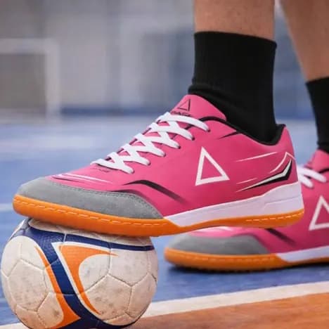 Chuteira futsal costurada rosa a escolha perfeita para jogar com uma chuteira com qualidade.